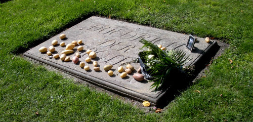 frederick the great gravestone with potatoes.